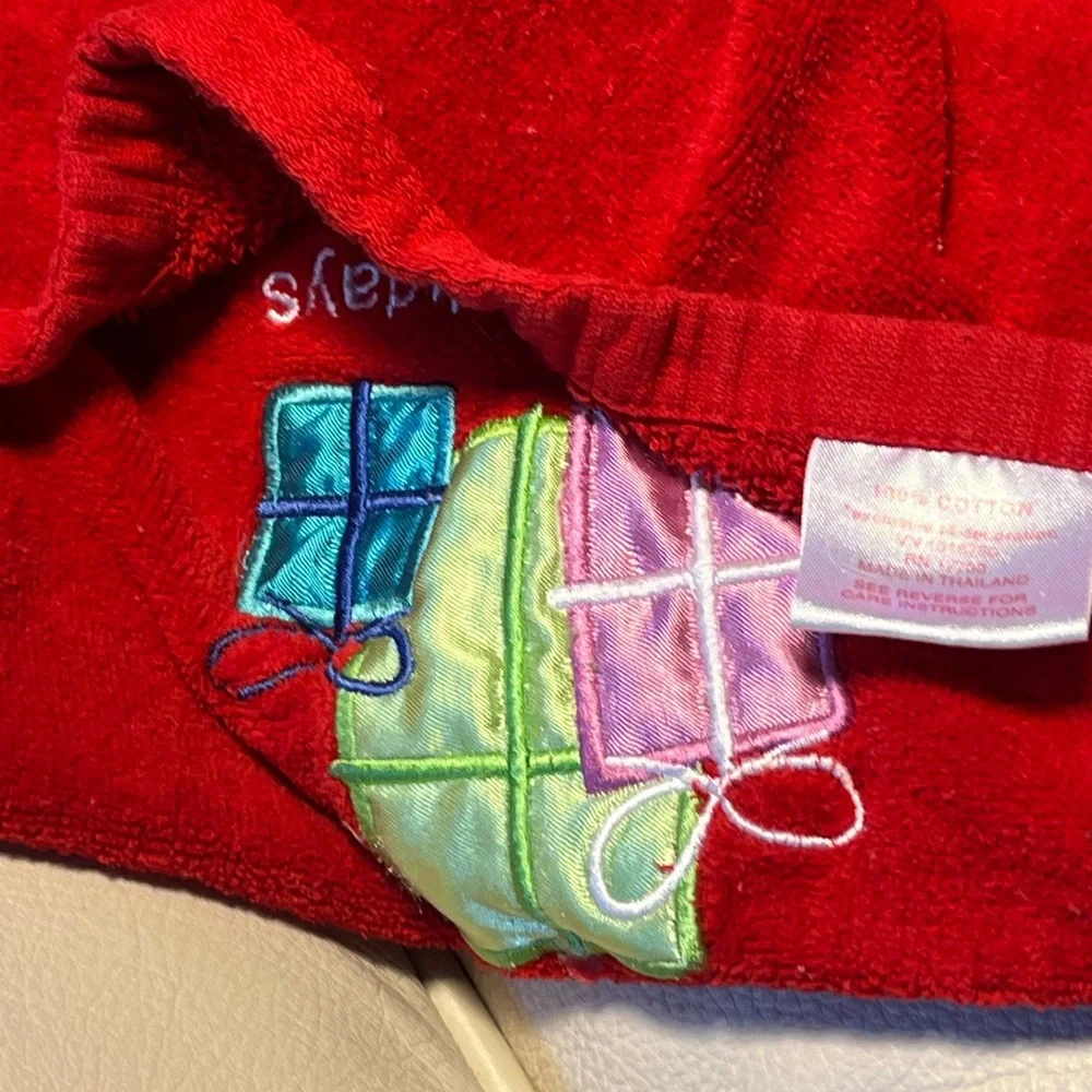 Briggs New York Vintage Vibrant Red and Gold Towels